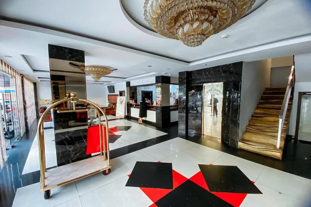 Lucky Star Hotel Nagoya Bagian luar foto